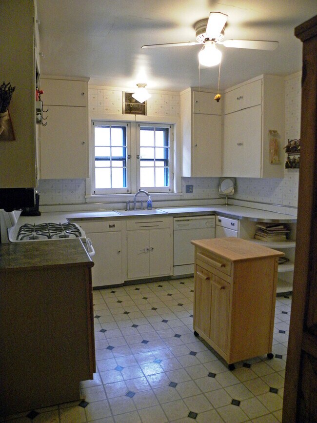Building Photo - 1104 Hull Terrace