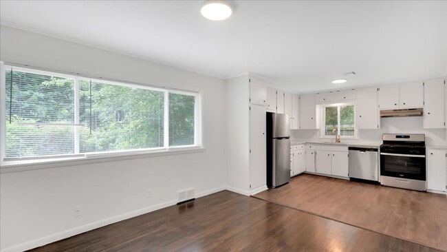 Building Photo - Beautiful 3 bedroom / 2 bath