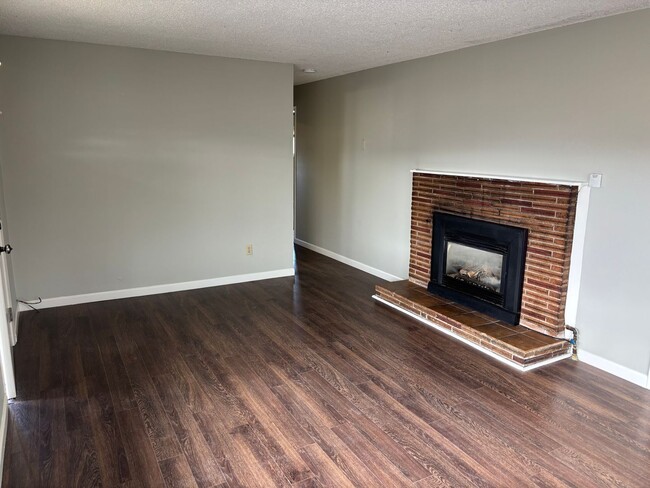 Building Photo - 4-Plex Unit Right Across From Park!