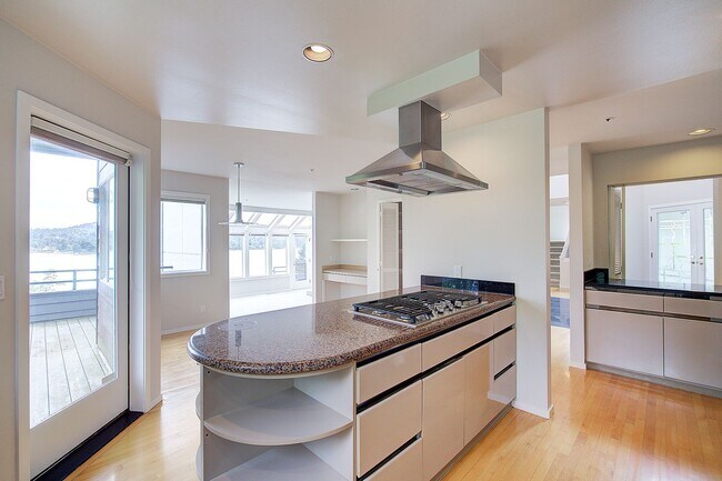 Building Photo - 4bd/3.5ba Mercer Island Home