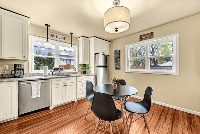 Building Photo - 983 N Main St