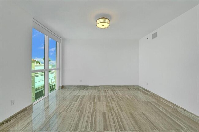 Building Photo - 101 S Fort Lauderdale Beach Blvd