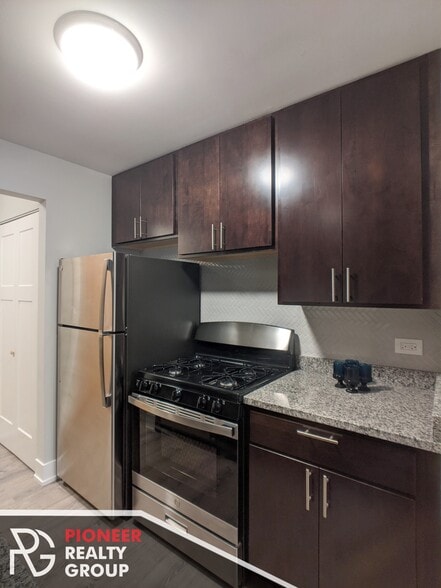 Building Photo - 542 W Surf St