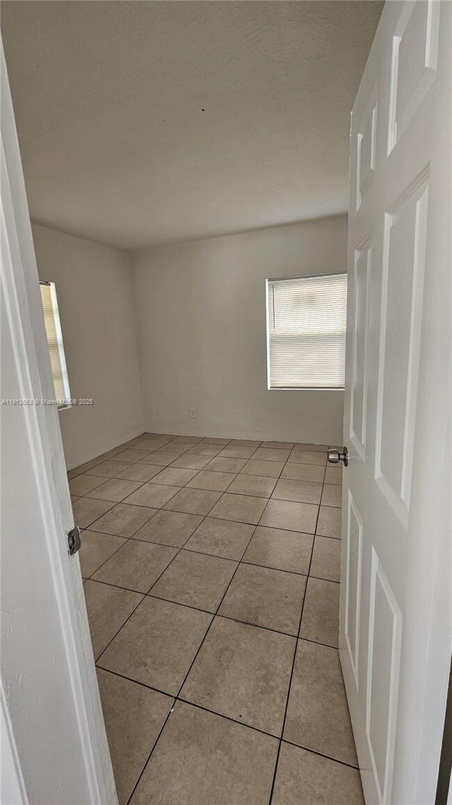 Building Photo - 1610 NW 7th Pl