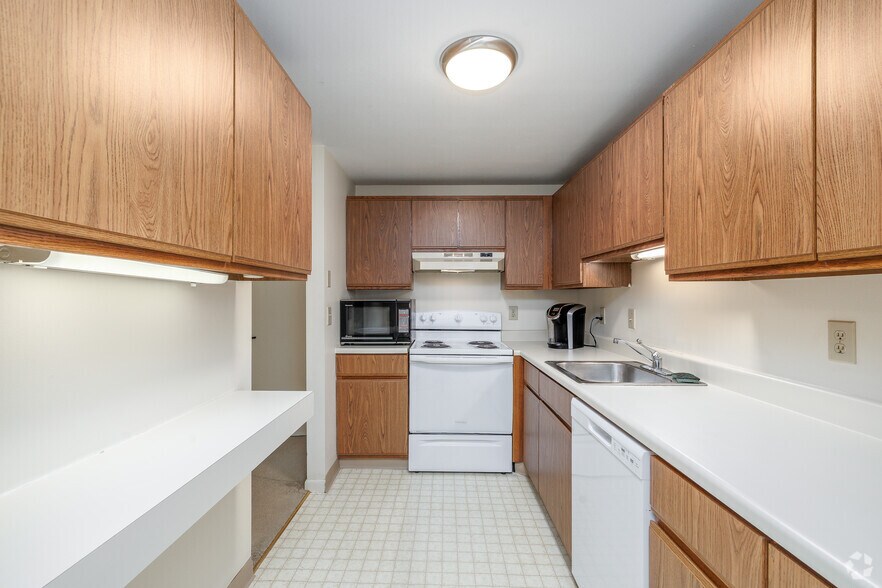 2BR, 2BA - 960SF - Kitchen - Chicopee Mews