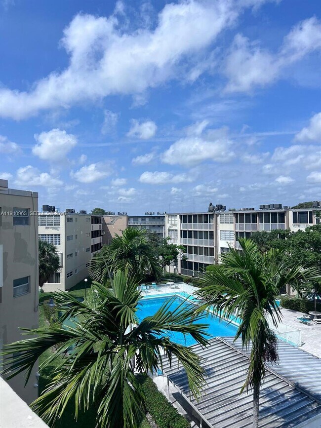 Building Photo - 1670 NE 191st St