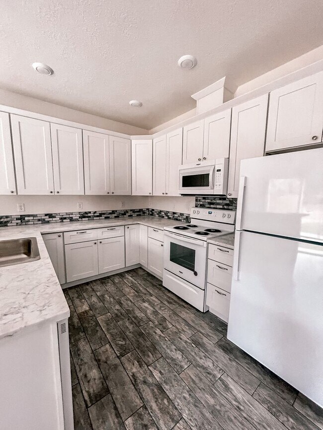 Building Photo - **SPRING SPECIAL- $400 off first months rent** 3 Bedroom Duplex in Veneta