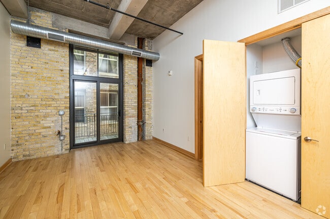 1BR, 1BA - 575SF - Laundry - 239 E Chicago St