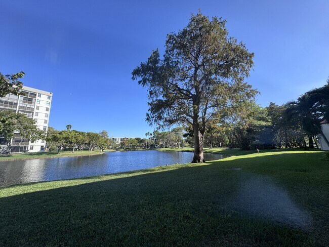 Building Photo - 2311 S Cypress Bend Dr