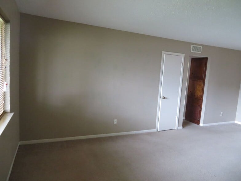 Building Photo - 2202 Hunt Dr