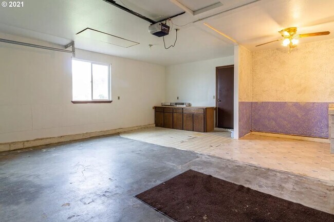 Building Photo - Beautiful Hermiston Home offers a perfect balance of comfort and convenience