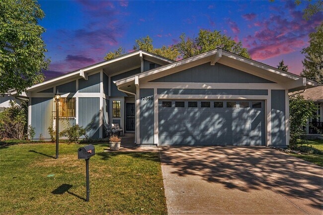 Primary Photo - 4 bed/3 bath very spacious, fully furnishe...