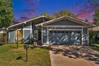 Building Photo - 4 bed/3 bath very spacious, fully furnishe...