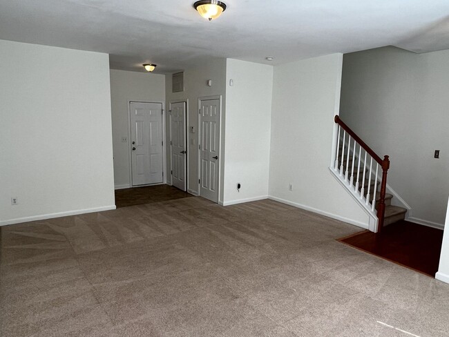 Building Photo - 3 Bed, 3 Story Townhome in desired Ayrsley