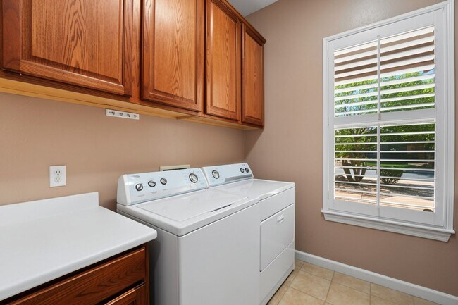 Building Photo - Welcome to this inviting Phoenix Rental - Available!