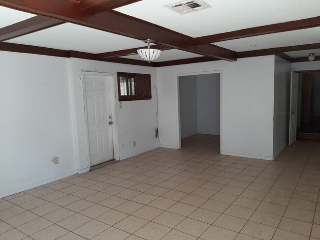 Building Photo - 5 Bedroom House in a great Neighborhood!