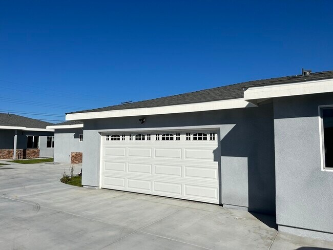 Building Photo - 407 S Louise Ave