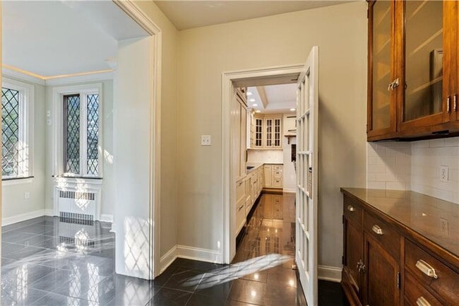 Building Photo - 705 E Beau St