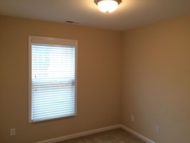 Building Photo - Pre-leasing for May 2026!