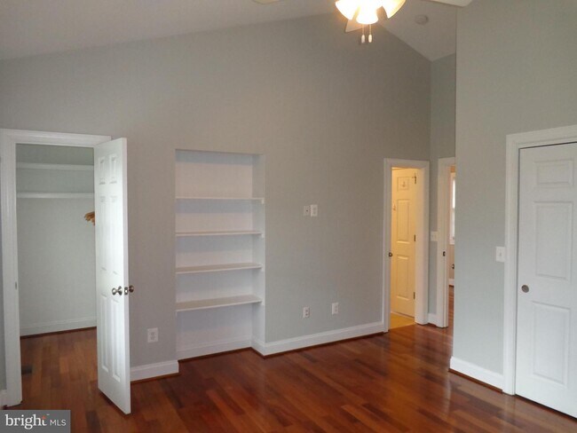 Building Photo - 5590 Old Farm Ln