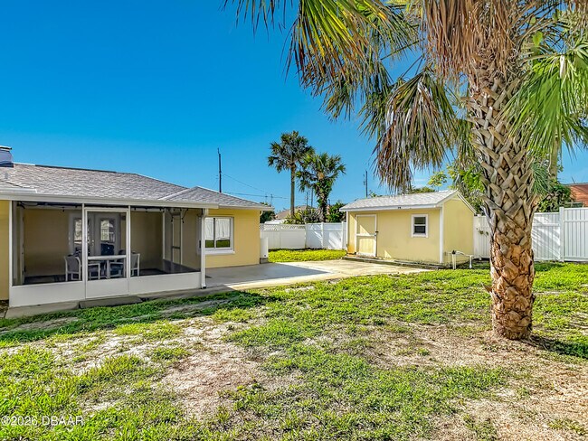 Building Photo - 1621 N Oleander Ave