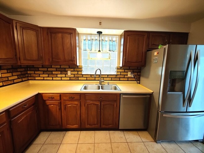 Building Photo - *Updated & Charming 2BD/2BA Single Family ...