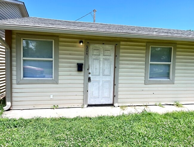 Primary Photo - 304 S B St