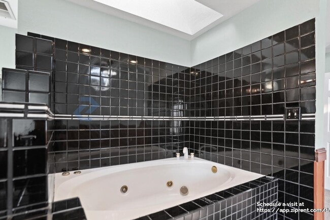 Building Photo - 920 Belmont Way