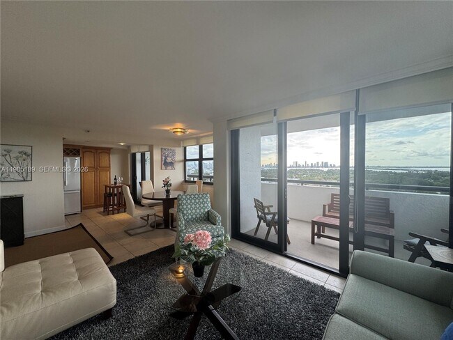 Building Photo - 2555 Collins Ave