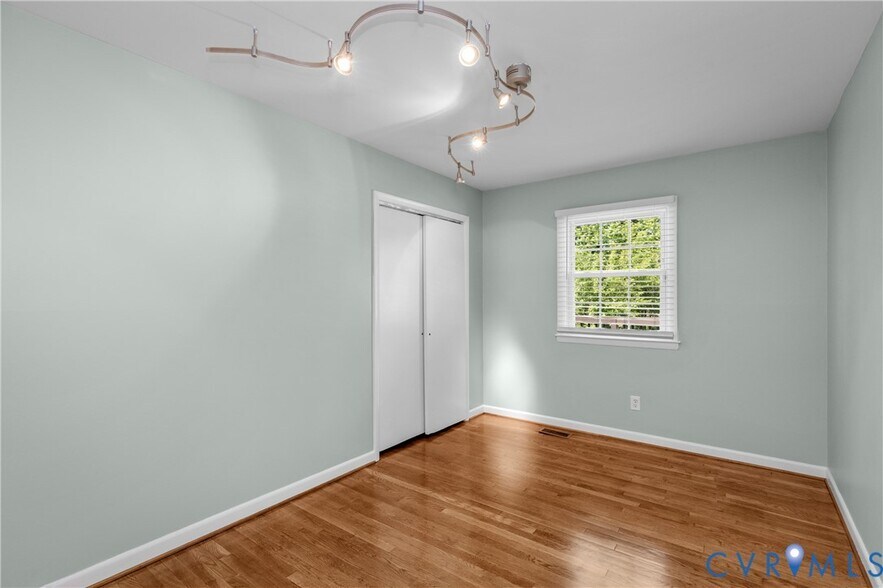 Building Photo - 552 S 22nd Ave