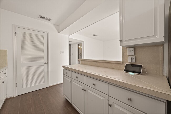 Building Photo - 6418 Olympia Dr