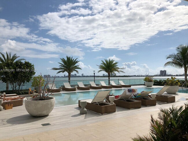 Building Photo - 2900 NE 7th Ave