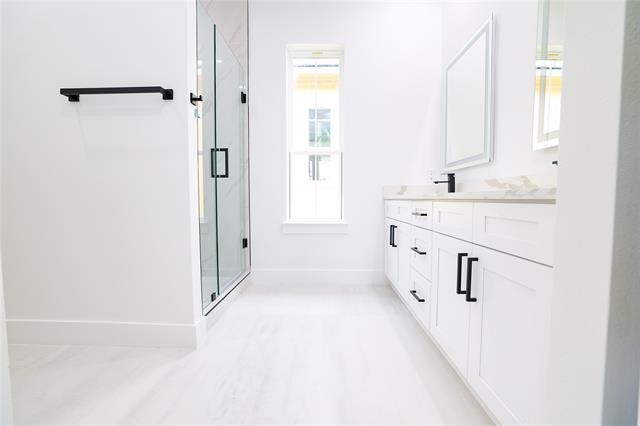 Building Photo - 306 E 7th St