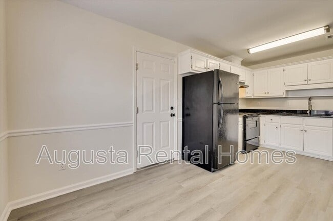 Building Photo - 2824 Cranbrook Dr