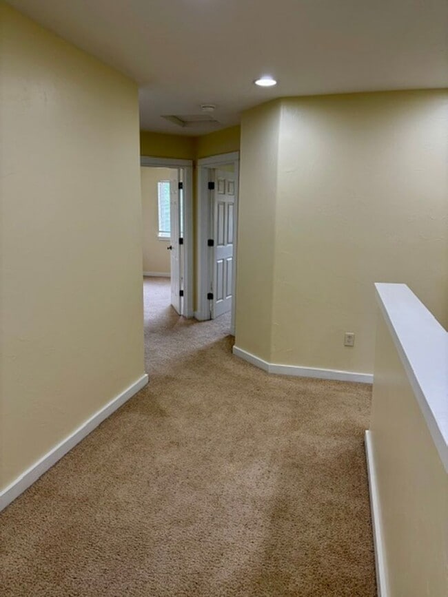 Building Photo - 3 Bedroom, 2.5 Bathroom Townhouse with Fireplace