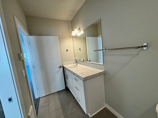 Building Photo - Beautiful 2 bedroom, 1 bathroom Condo in N...