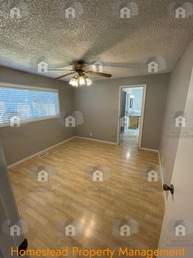Building Photo - Hard to find 3 bedroom 2, bathroom.