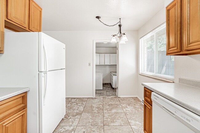 Building Photo - Spacious 3BD, 2BA Lakewood Half-Duplex wit...