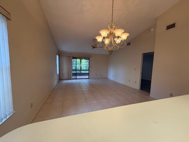 Building Photo - Spacious 2 bedroom, 2 bathroom home