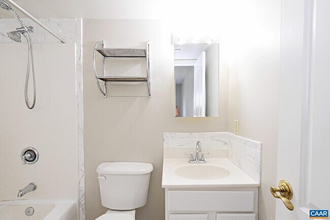 Building Photo - 1223 Villa Ln