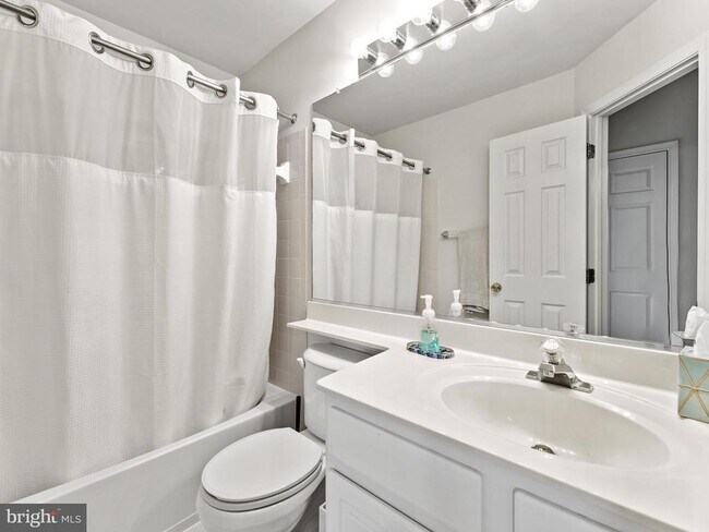 Building Photo - 8873 Royal Doulton Ln