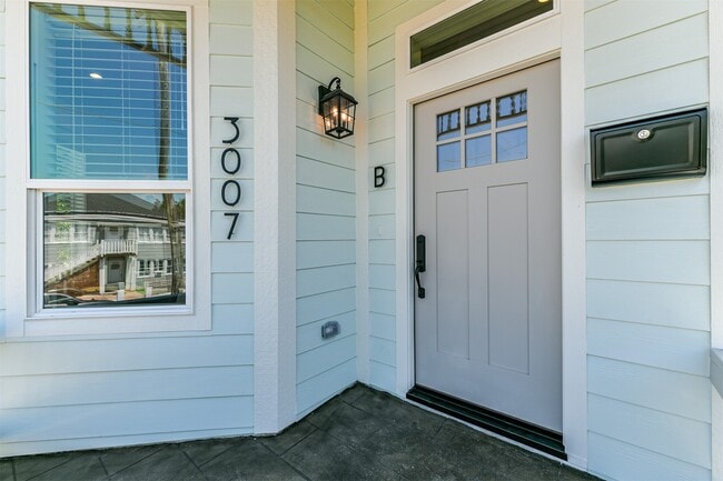 Building Photo - 3007 Avenue Q