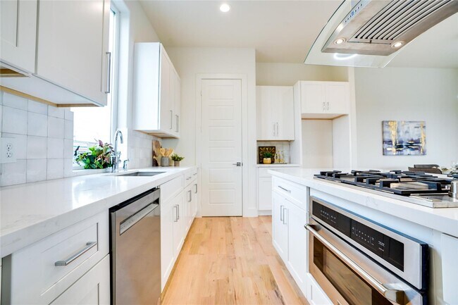 Building Photo - 1 Bedroom Townhome with Rooftop Deck and 1 Car GAR Near Lower Greenville and Henderson