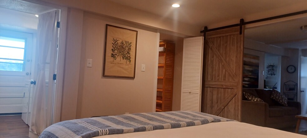 Building Photo - 402 13th ST NE