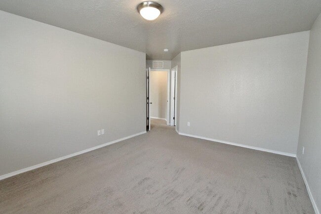 Building Photo - Clean Single-Level Home