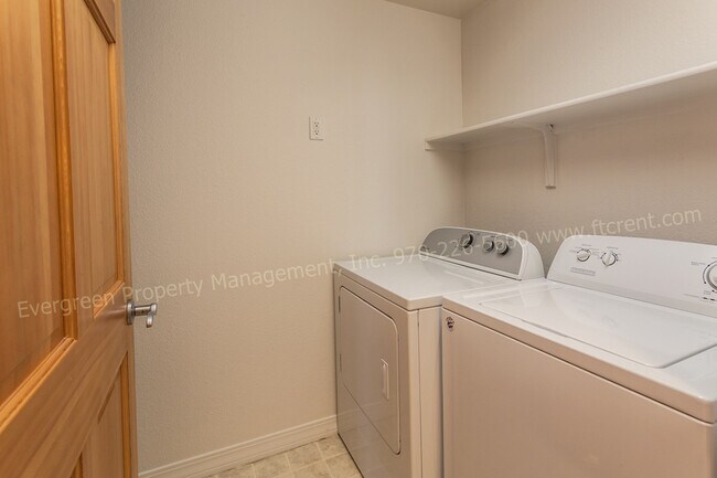 Building Photo - 5220 Boardwalk Dr