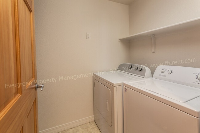 Building Photo - Beautiful 2- Bedroom near Miramont Park!