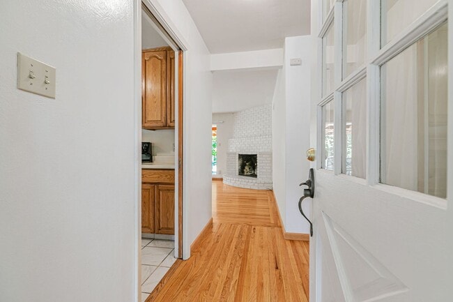 Building Photo - Classic Ranch Style Home in Top School Dis...