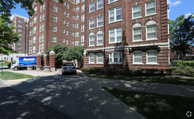 Building Photo - Georgian Court Apartments