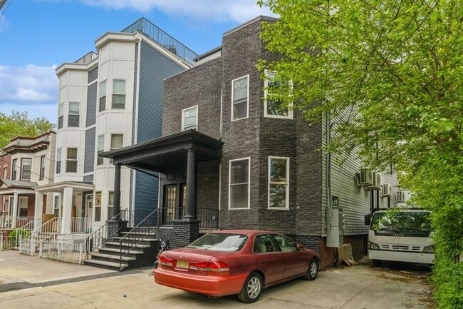 Building Photo - 543 Palisade Ave